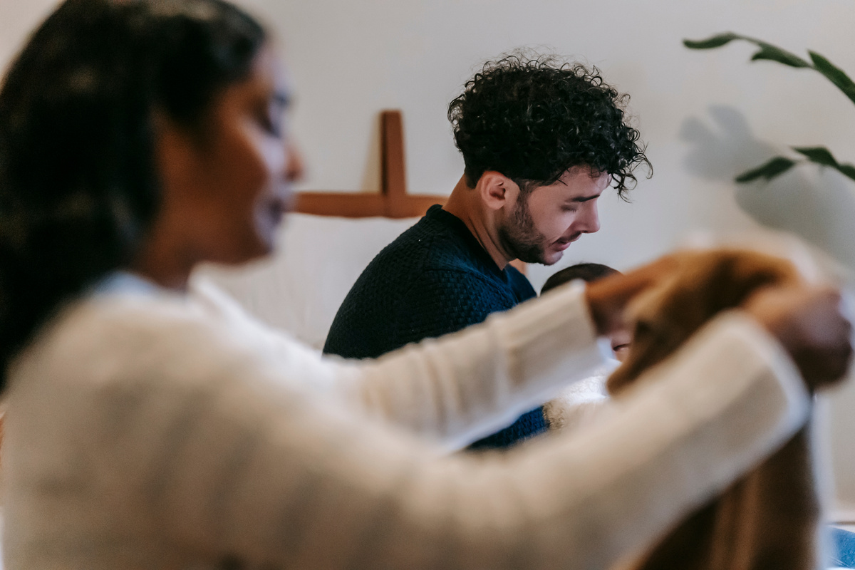 dos personas trabajando